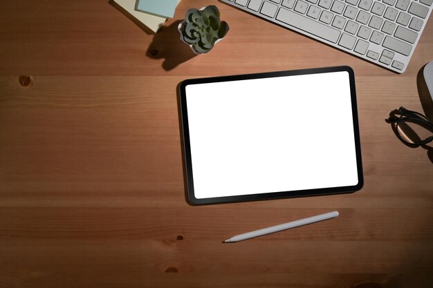 Houten tafel met digitale tablet en kantoorbenodigdheden Bovenaanzicht kantoorwerkplek met tekstruimte