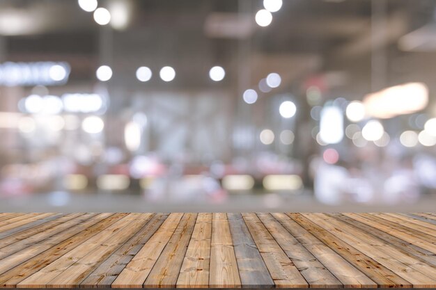 Houten tafel met een vervaagde achtergrond van een restaurant