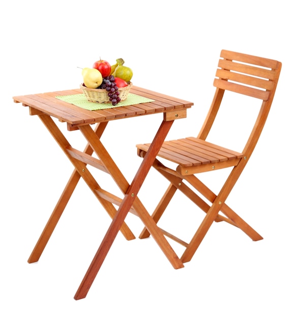 Houten tafel met fruit geïsoleerd op wit