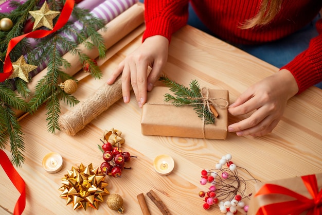 Houten tafel met geschenkdozen en decoratie voor geschenken