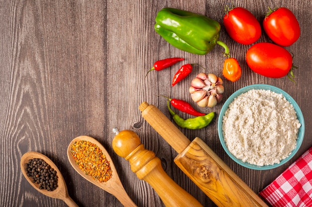 Houten tafel met ingrediënten voor pizza