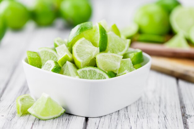 Houten tafel met Lime Slices selectieve focus