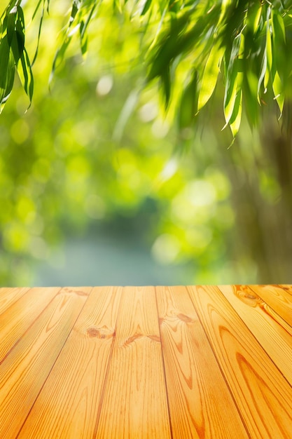 Houten Tafel met Natuur