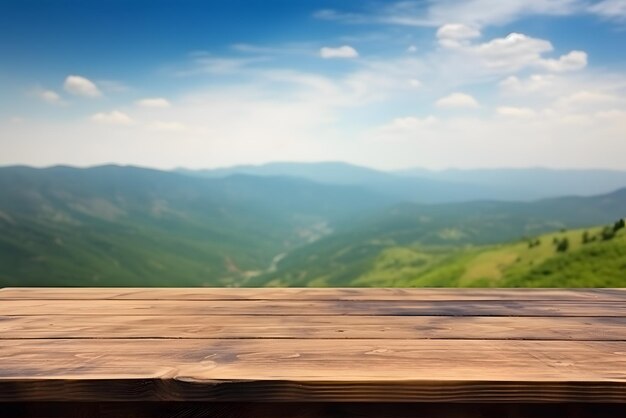 Houten tafel met prachtig berglandschap op de achtergrond