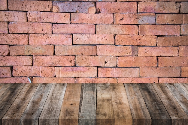 Foto houten tafel met rode bakstenen muur textuur