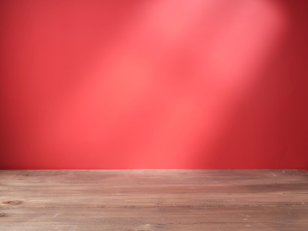 Houten tafel met rode muur op de achtergrond en licht uit het raam