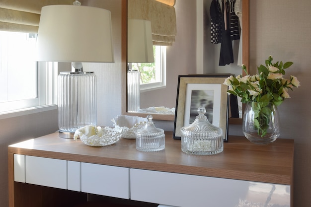 Houten tafel met sieraden set, spiegel, lamp in de kleedkamer