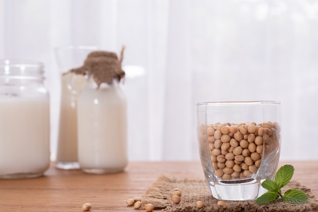 Foto houten tafel met soja en melk.