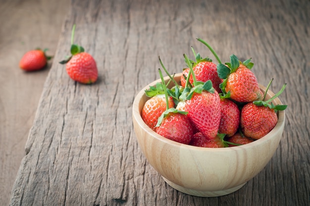 houten tafel met verse aardbeien op plaat