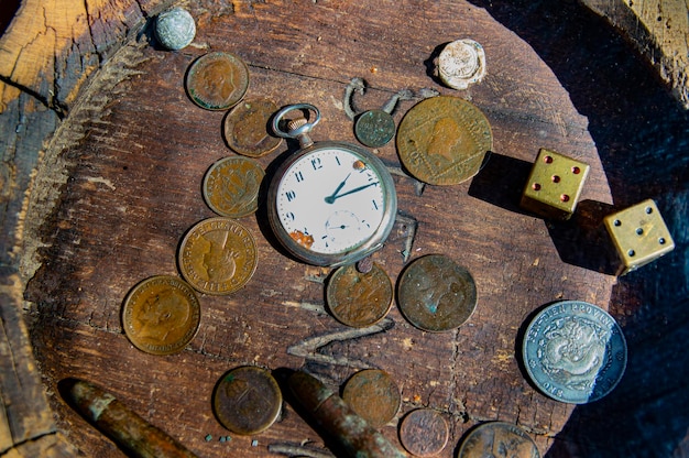 Foto houten tafel om voor geld te dobbelen