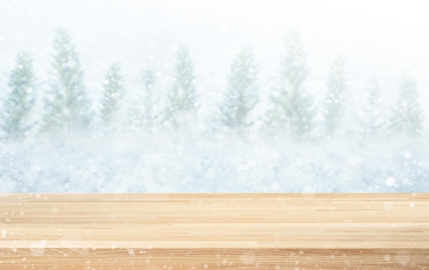 Houten tafel op dennenboom, sneeuwval. Kerstdecoratie achtergrondontwerp