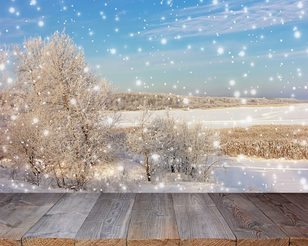 Houten tafel op een achtergrond van winterlandschap.