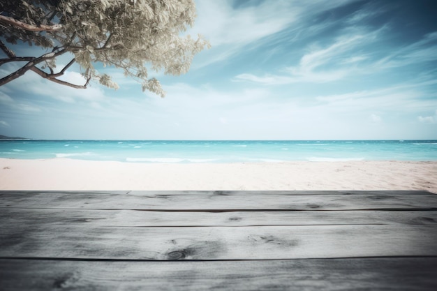 Houten tafel op een strand met een blauwe lucht en wolken