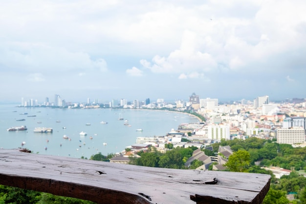 Houten tafel op pattaya gezichtspunt