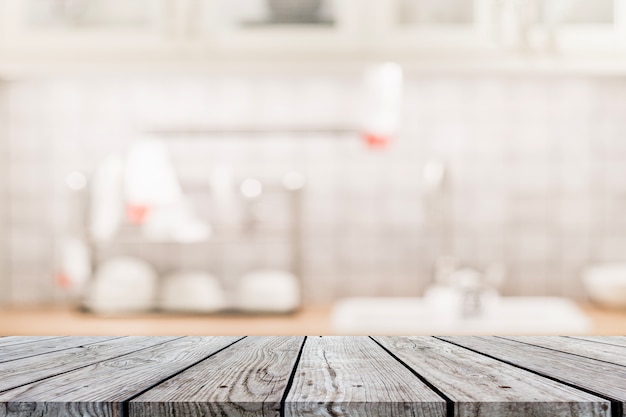 Houten tafel op vervagen Interieur van keuken achtergrond