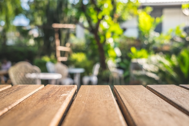 Houten tafel op vervaging van natuurlijke achtergrond, coffeeshop, bar, huis, achtergrond