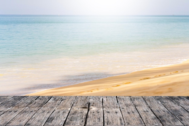 Houten tafel tegen de achtergrond van de kust