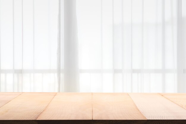 Houten tafel tegen een witte muur.