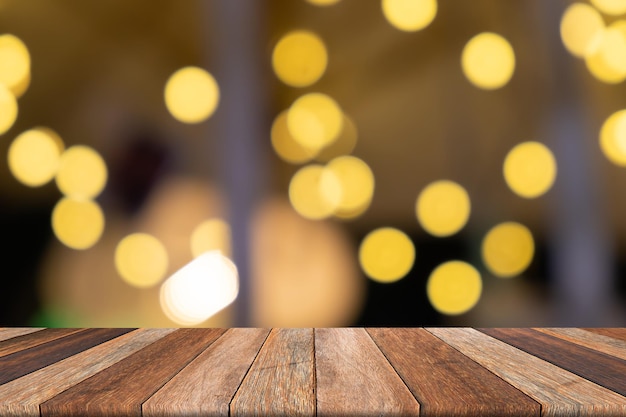 Houten tafel tegen lensflare