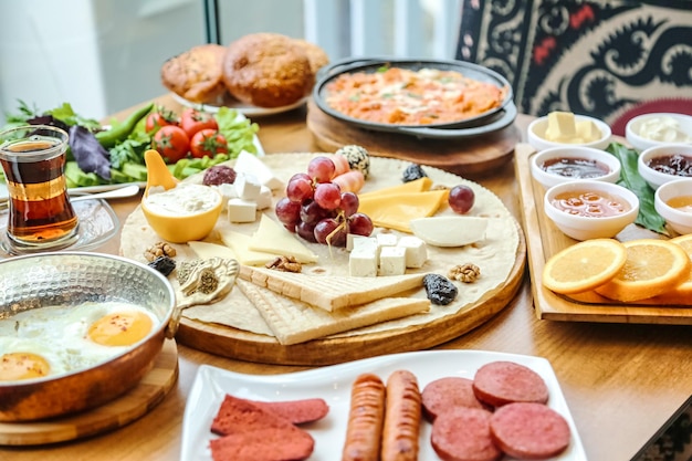Houten tafel versierd met borden met voedsel