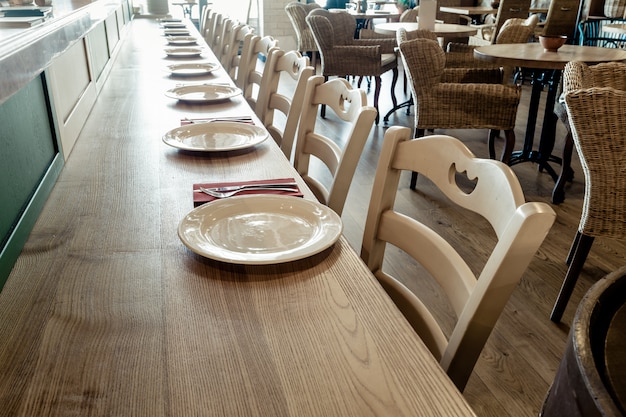 Houten tafel versierd met servies