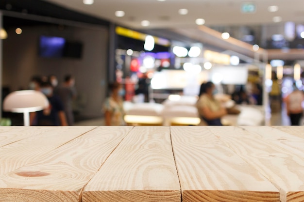 Houten tafel voor abstract wazig in winkelcentrum achtergrond