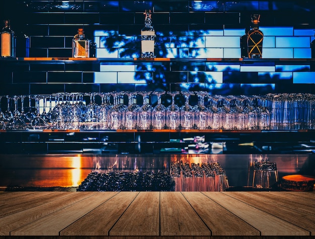 Foto houten tafel voor abstracte vervaagde restaurantverlichting achtergrond van de bar