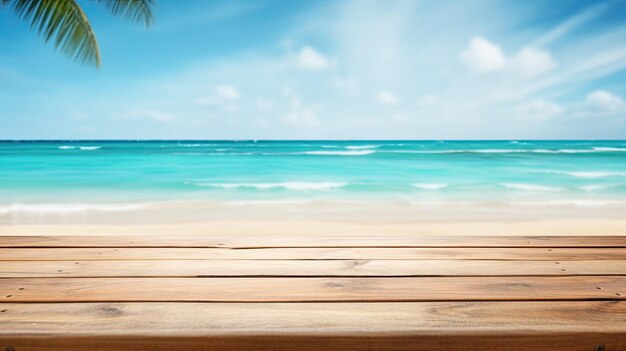 Houten tafel voor het weergeven van producten en strandachtergrond met ruimte om te kopiëren