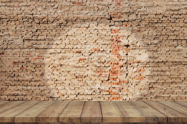 Houten tafel voor rustieke bakstenen muur vervagen achtergrond met lege kopie ruimte voor product