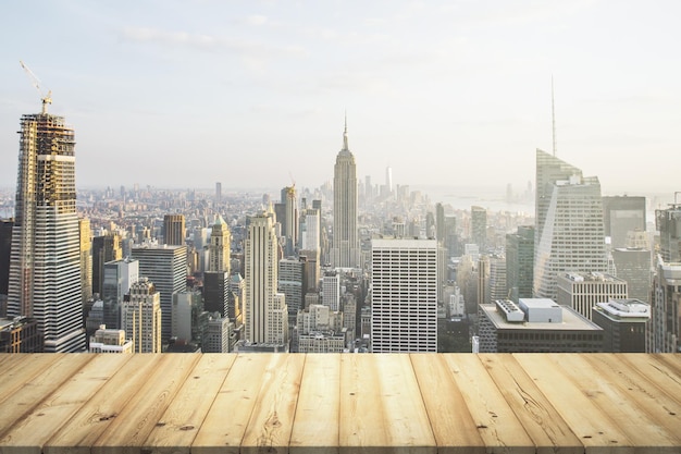 Houten tafelblad met prachtige skyline van New York op achtergrond mockup