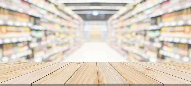 Houten tafelblad met supermarkt supermarkt gangpad interieur wazig achtergrond