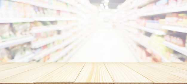 Houten tafelblad met supermarkt supermarkt wazig achtergrond met bokeh licht