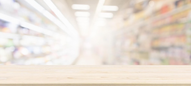 Houten tafelblad met supermarkt supermarkt wazige achtergrond met bokeh licht voor productweergave