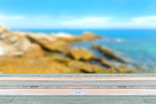 Houten tafelblad met wazig natuurtafereel tropisch strand en blauwe lucht, vakantie achtergrondconcept - kan worden gebruikt voor het weergeven of monteren van uw producten