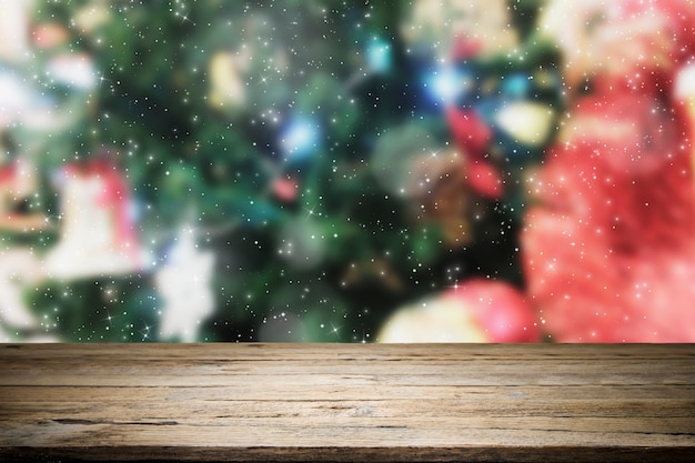 Houten tafelblad op bokeh kerst achtergrond.
