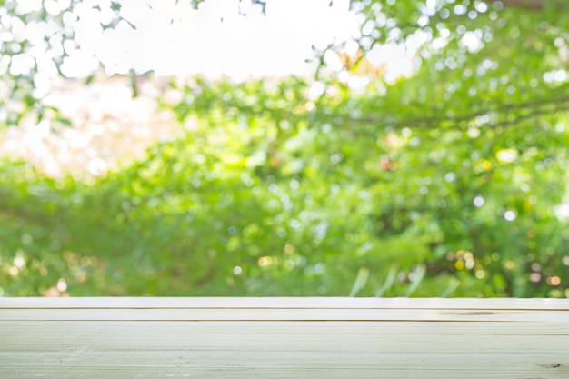 Houten tafelblad op groene bokeh achtergrond