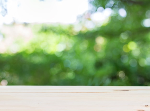 Houten tafelblad op groene bokeh achtergrond