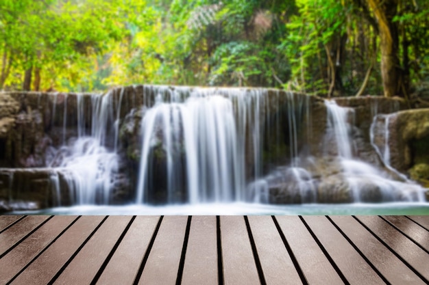 Houten tafelblad op wazig waterval diep bos