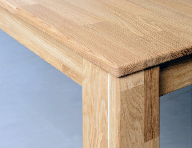 Foto houten tafelhoek met een poot close view foto houten meubelen achtergrond