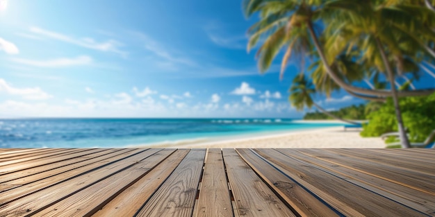 Foto houten tafelplaat met een vervaagde tropische achtergrond op het strand