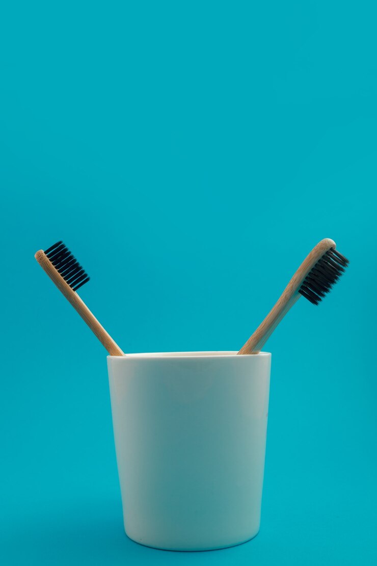 Foto houten tandenborstel op een blauwe achtergrond in een kopje
