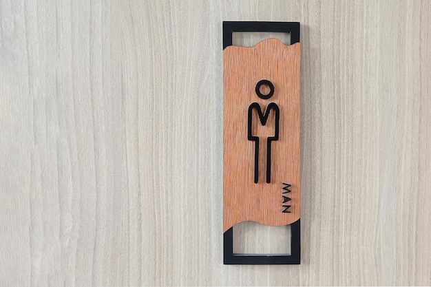 Houten toiletbord voor mannen op een houten achtergrond.