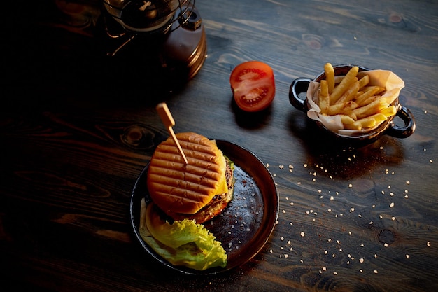 Houten top op haar friet en BurgerHet concept van de pub en fastfood