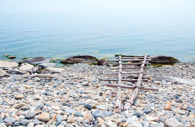 Foto houten trap aan de oever van het meer