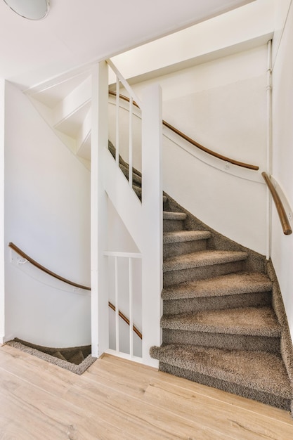 Houten trap in ruime hal van appartement