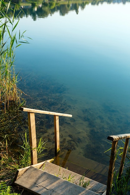 Houten trap naar zomermeer