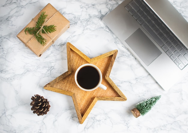 Houten Tray Star Cup met Zwart Laptop van de de Ochtendgift van Koffiekerstmis Nieuwjaarconcept