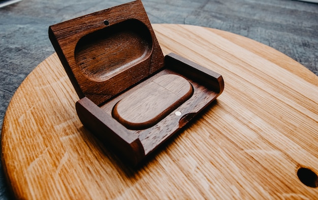 Houten USB-stick in een doos van massief hout Handwerk