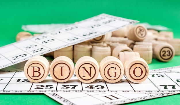 Houten vaten met woord BINGO op groene achtergrond