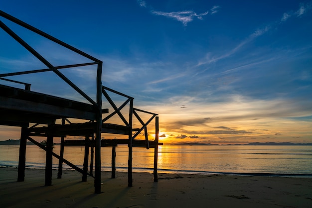 Houten veranda aan zee in zonsopgang of zonsondergang tijd mooi licht van de natuur